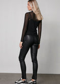 Bild in Galerie laden, YRIA Mesh-Shirt - semi-transparent - schwarz
