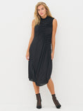 Load image in gallery, NÜ Denmark BETH schwarzes Midikleid mit asymmetrischer Drapierung
