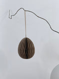 Bild in Galerie laden, Papier-Ei Honeycombs zum Hängen - Taupe | 10 cm
