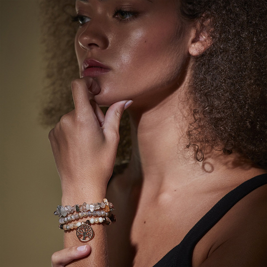 The Moshi Perlenarmband Norea mit Glasperlen in Braun und Beige und Lebensbaum Anhänger, elastisches Boho Armband Set am Handgelenk getragen