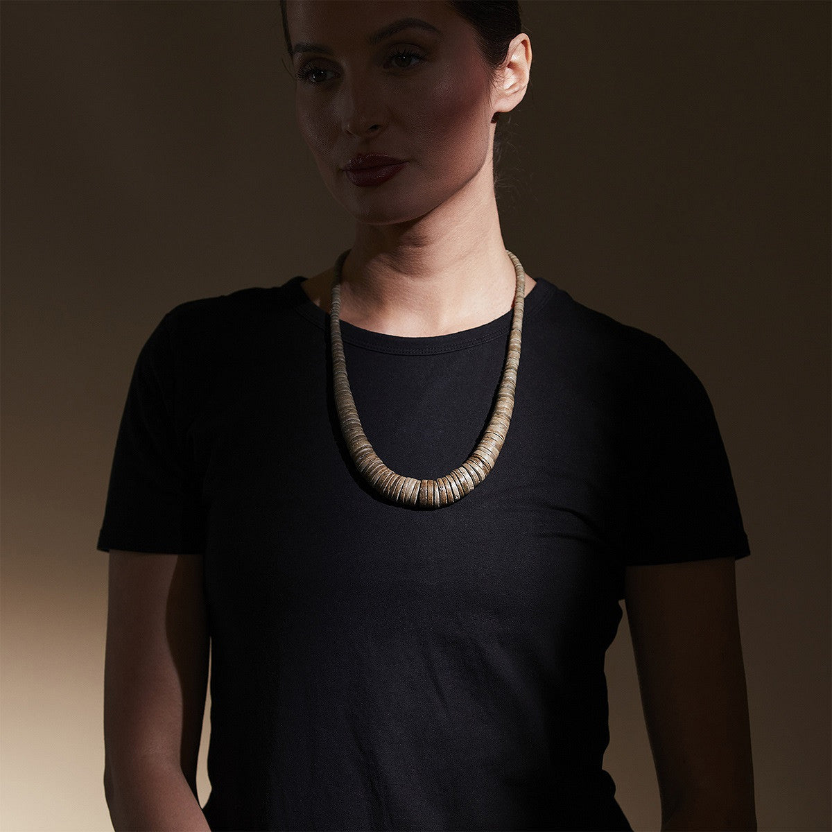 Collier The Moshi BIA – Collier en perles de noix de coco taupe