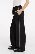 Bild in Galerie laden, YAYA Wide Leg Hose mit Kontrastnähten – Schwarz
