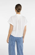 Charger l'image dans la visionneuse de la galerie, Blouse courte sans manches avec boutons décoratifs – Blanc
