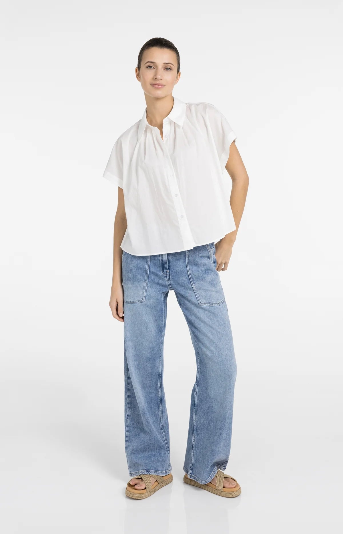 Blouse courte sans manches avec boutons décoratifs – Blanc