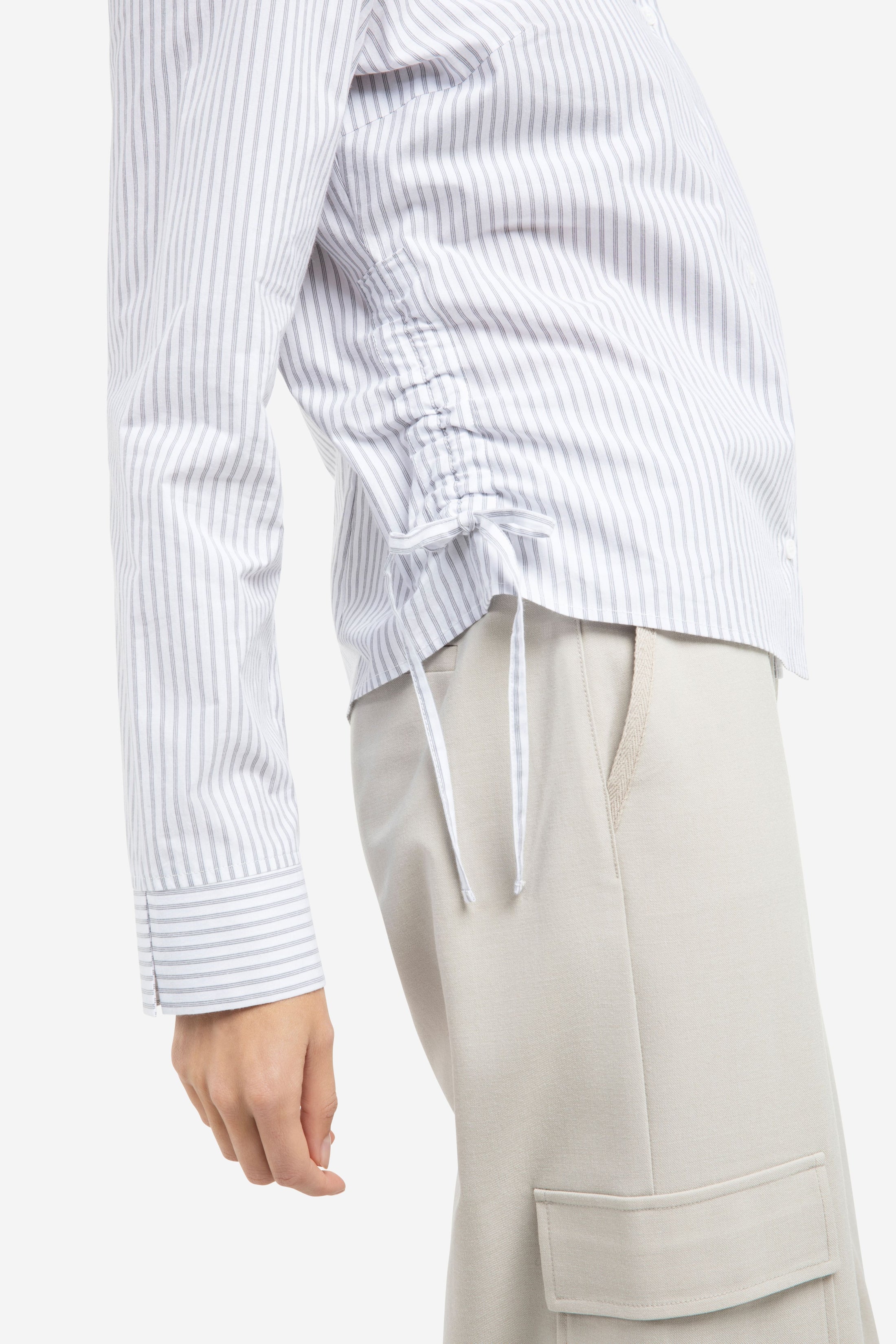 YAYA Bluse mit seitlichen Kordelzügen – Iron Grey gestreift