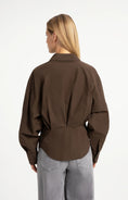 Bild in Galerie laden, YAYA Taillierte Bluse mit Raffungen – Braun
