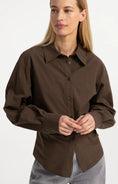 Bild in Galerie laden, YAYA Taillierte Bluse mit Raffungen – Braun
