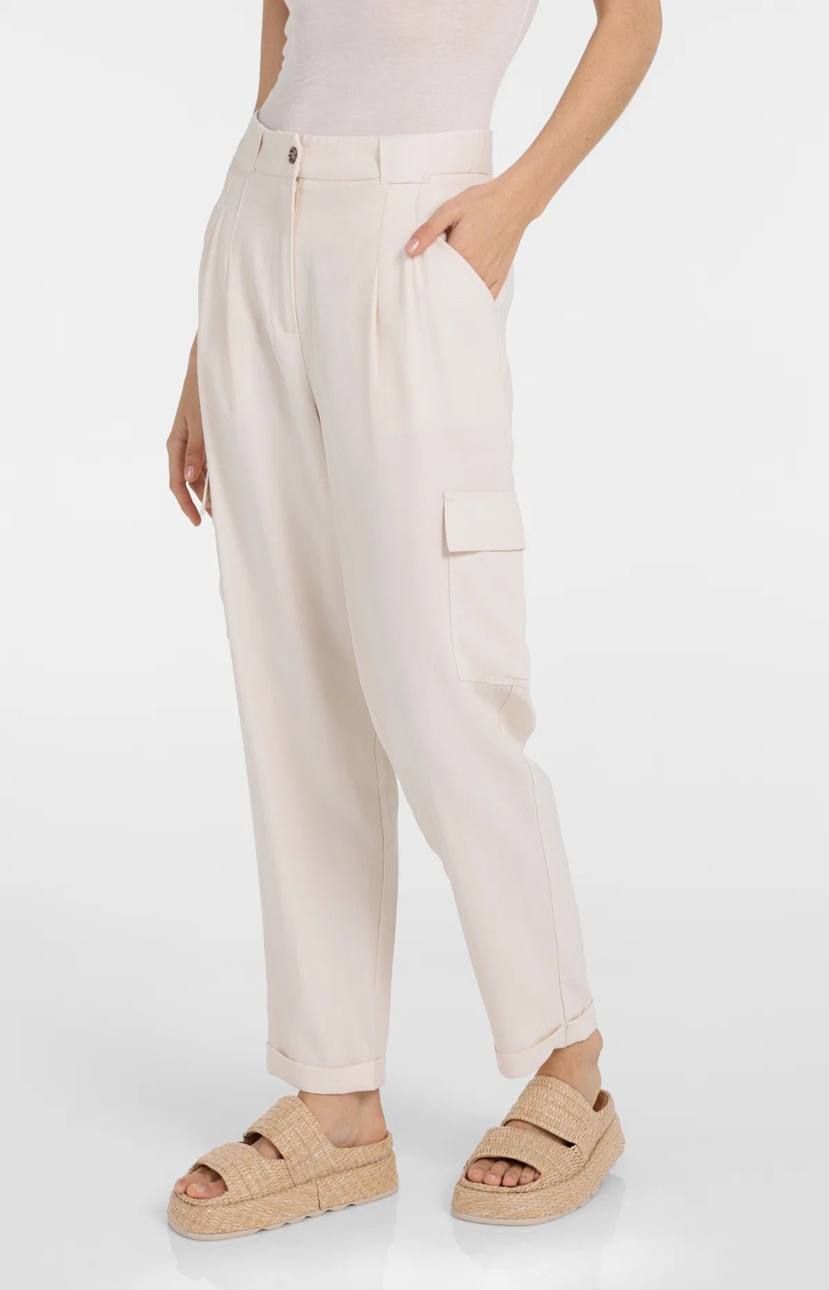 Pantalon cargo à jambe droite et plis à la taille – Beige