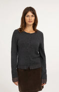 Carica immagine nella galleria, Feinstrick-Strickjacke mit Knöpfen – Anthrazit
