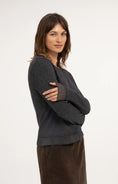 Carica immagine nella galleria, Feinstrick-Strickjacke mit Knöpfen – Anthrazit
