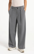 Carica immagine nella galleria, YAYA graue Wide Leg Hose mit Bundfalten und Knopfversatz
