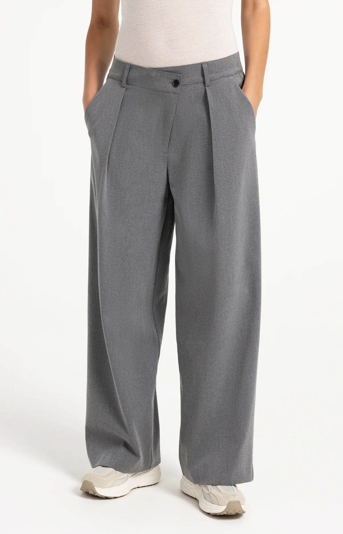 YAYA graue Wide Leg Hose mit Bundfalten und Knopfversatz