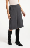 Bild in Galerie laden, YAYA Bermuda Shorts mit weitem Bein – Grau Melange
