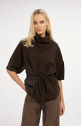 Carica immagine nella galleria, Pullover mit hohem Kragen und Bindegürtel – Dunkelbraun
