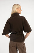 Carica immagine nella galleria, Pullover mit hohem Kragen und Bindegürtel – Dunkelbraun
