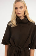Carica immagine nella galleria, Pullover mit hohem Kragen und Bindegürtel – Dunkelbraun
