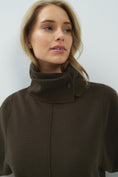 Carica immagine nella galleria, Pullover mit hohem Kragen und Bindegürtel – Dunkelbraun
