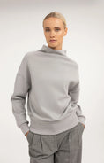 Bild in Galerie laden, Pullover mit drapiertem Kragen – Grau
