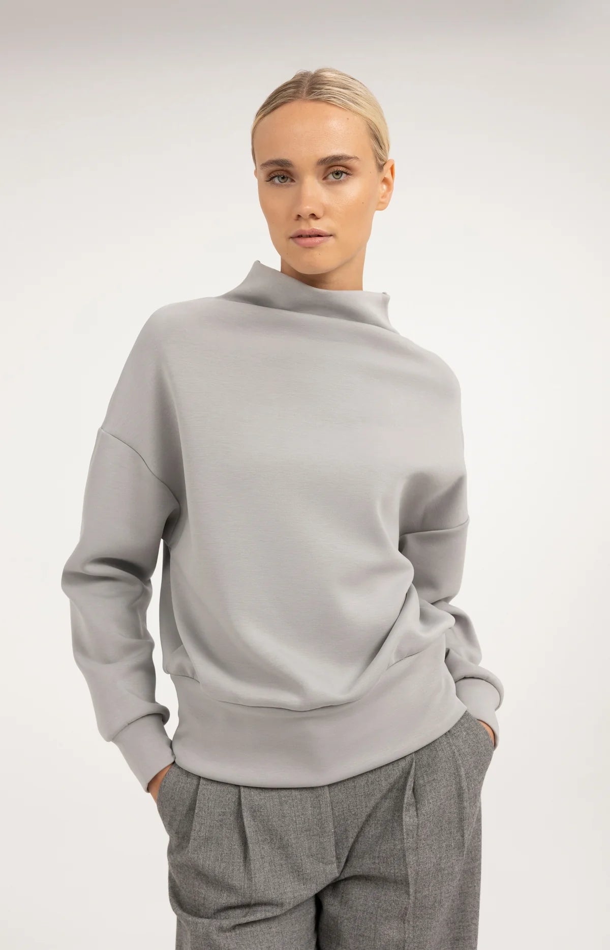 Pullover mit drapiertem Kragen – Grau