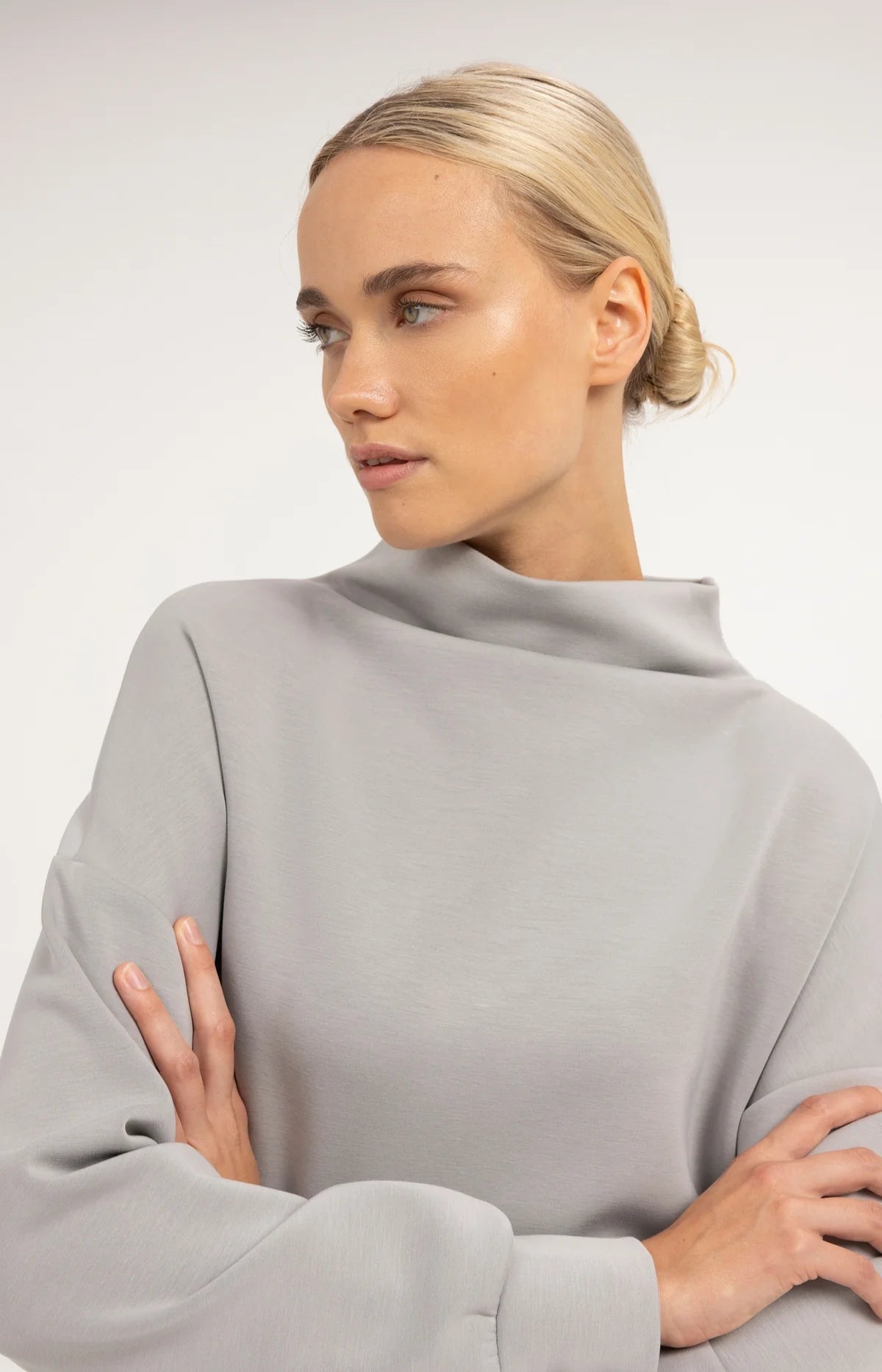 Pullover mit drapiertem Kragen – Grau