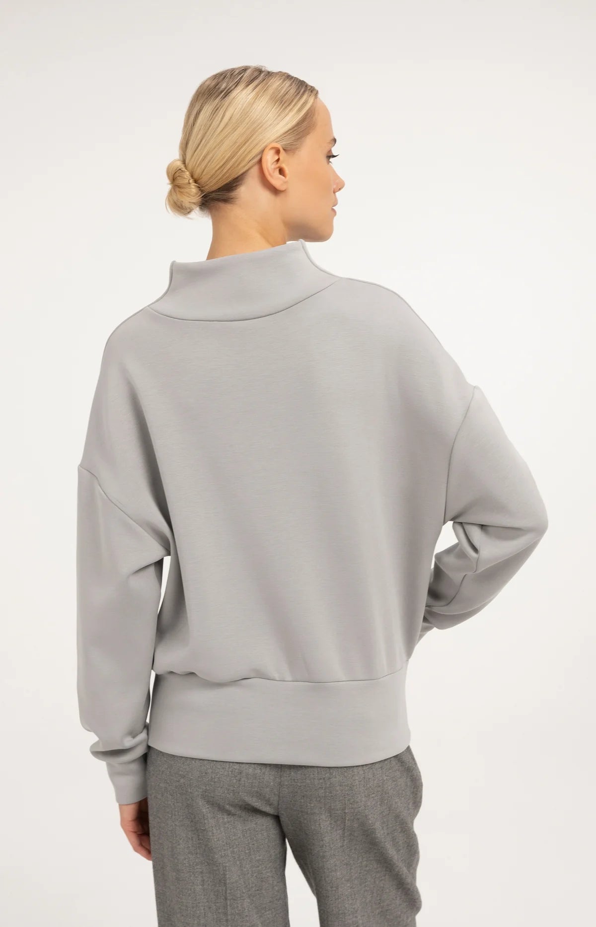 Pullover mit drapiertem Kragen – Grau