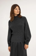 Charger l'image dans la galerie, YAYA Rollkragenpullover in Anthrazit meliert mit langen Fledermausärmeln und gerippter Strickstruktur.
