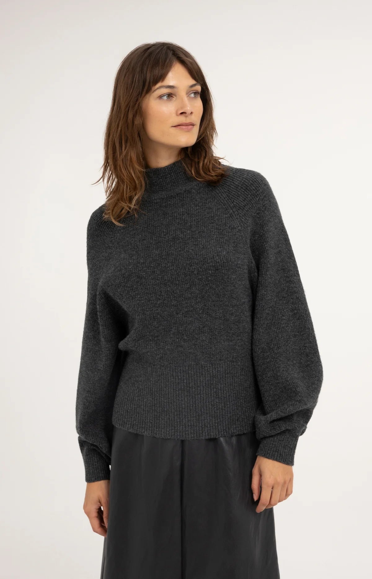 YAYA Rollkragenpullover in Anthrazit meliert mit langen Fledermausärmeln und gerippter Strickstruktur.