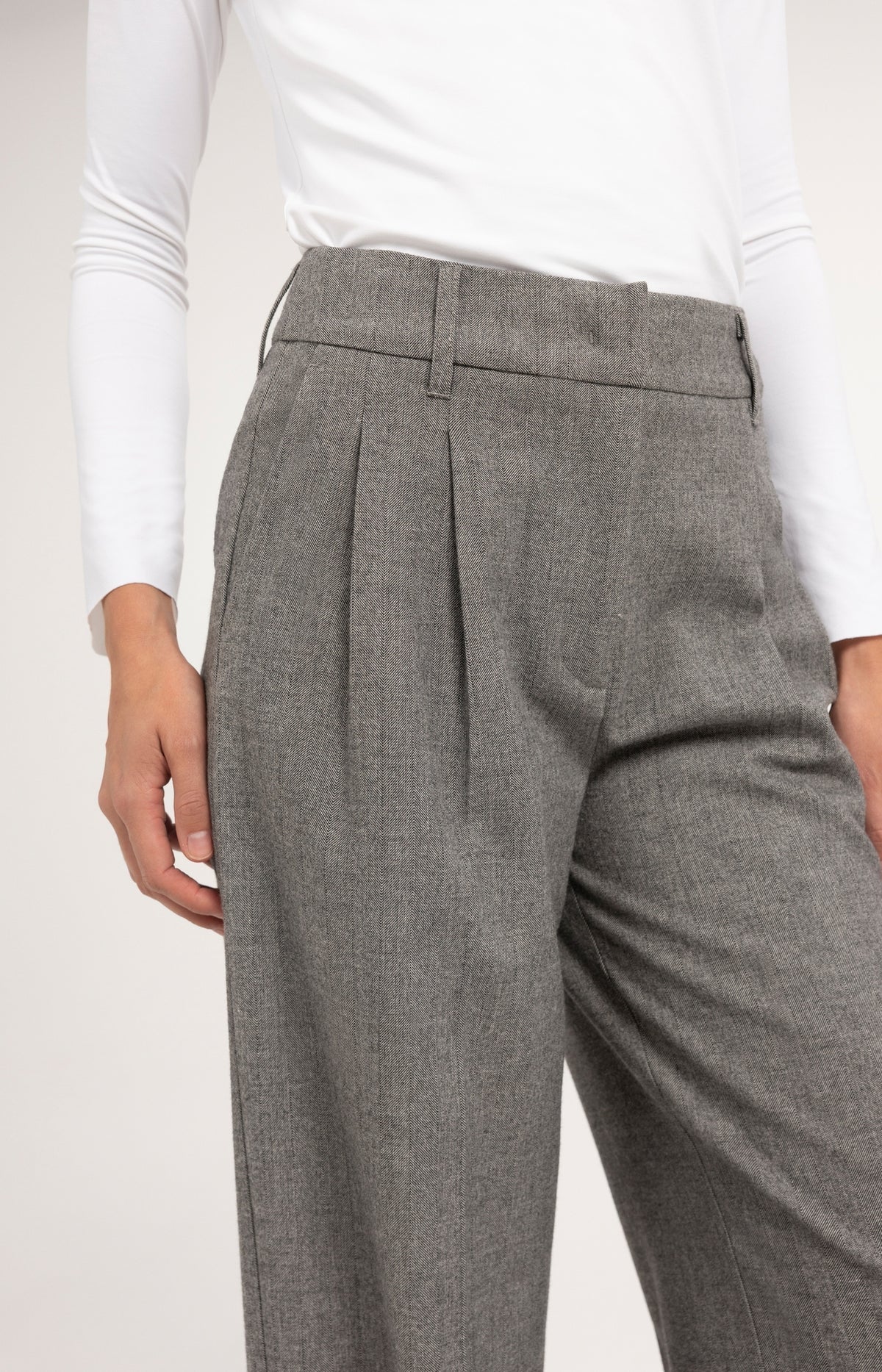 Stoffhose mit weitem Bein und hohem Bund – Grau