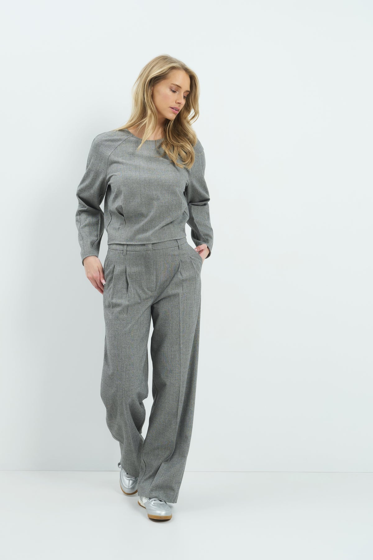 Stoffhose mit weitem Bein und hohem Bund – Grau