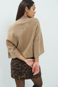 Carica immagine nella galleria, Strickpullover mit hohem Kragen – Beige
