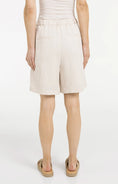 Bild in Galerie laden, Bermudashorts mit Bundfalten – Cloudy Creme White
