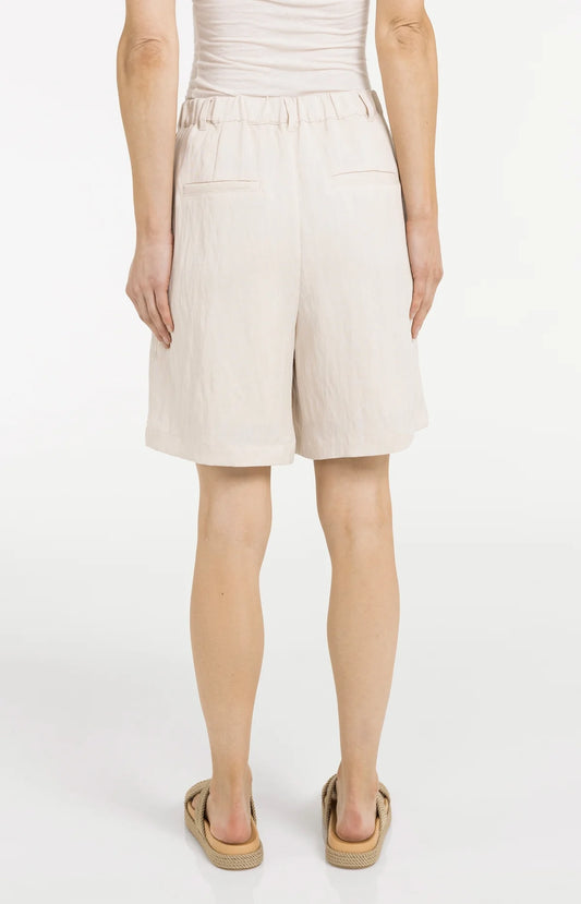 Short bermuda avec plis à la taille – Blanc crème nuageux