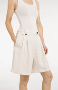 Bild in Galerie laden, Bermudashorts mit Bundfalten – Cloudy Creme White
