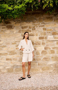 Bild in Galerie laden, Bermudashorts mit Bundfalten – Cloudy Creme White
