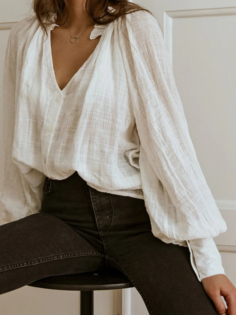 Bluse Daphne – Strukturierte Baumwollbluse mit Rüschenkragen in Ecru | Luciee