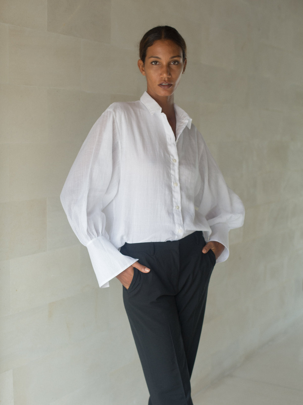 Bluse Eloise – Ramie-Bluse mit Blousonärmeln in Weiß | Luciee