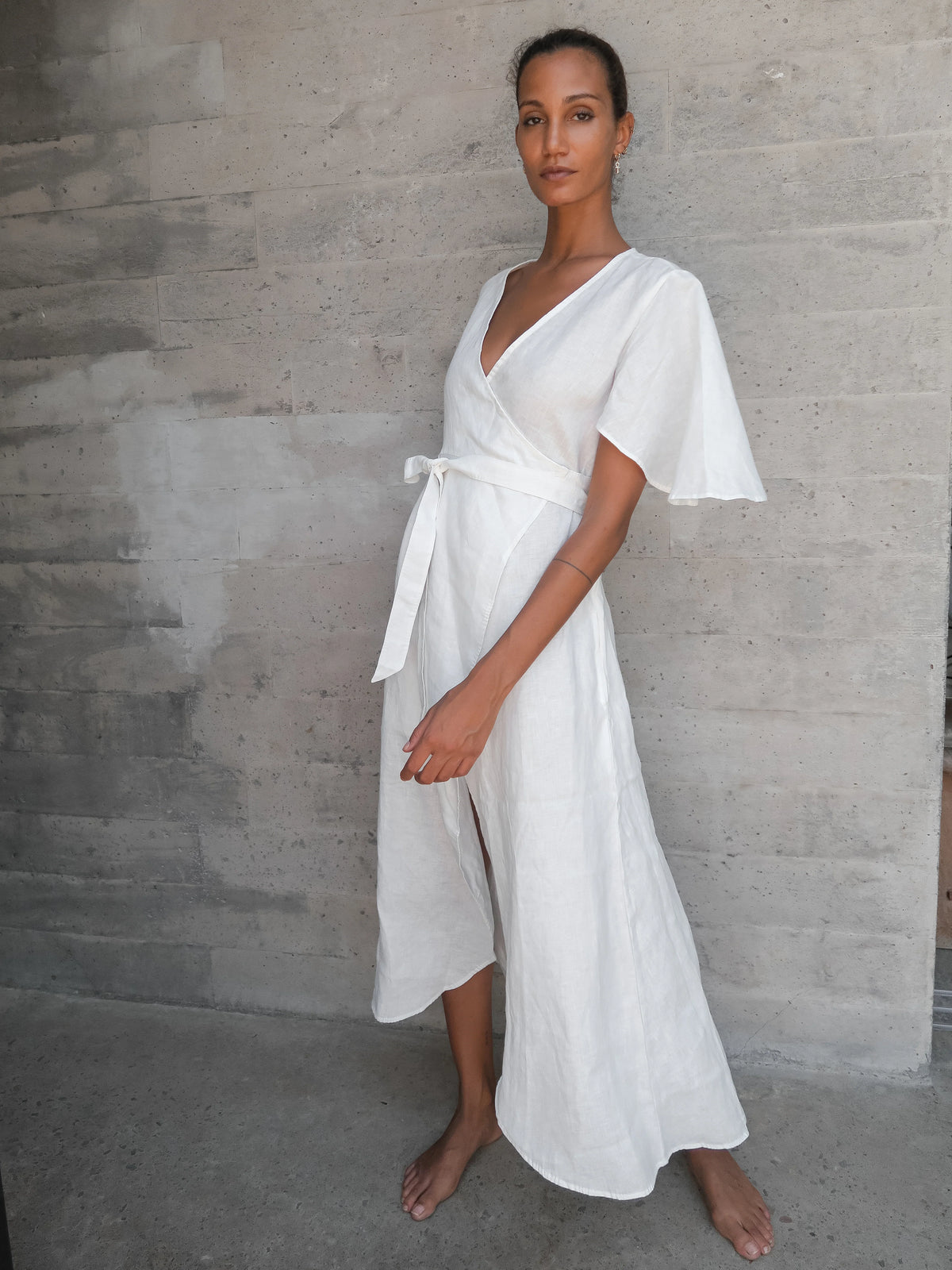 Kleid Dhalia – Tailliertes Leinen-Wickelkleid in Weiß | Luciee
