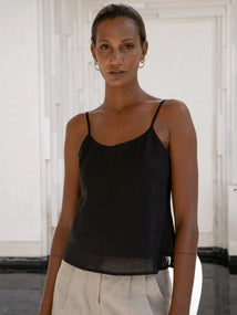 Luciee Top Frangipani – Ramie Top mit Spaghettiträgern in Schwarz