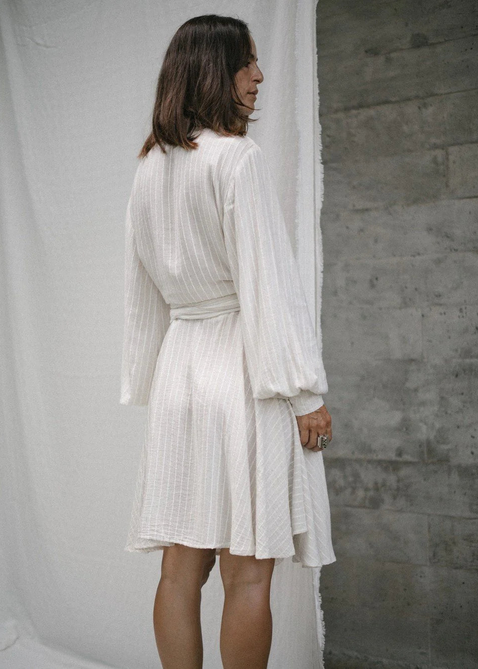 Robe portefeuille Luciee Sandy – robe rayée en lin-rayonne beige