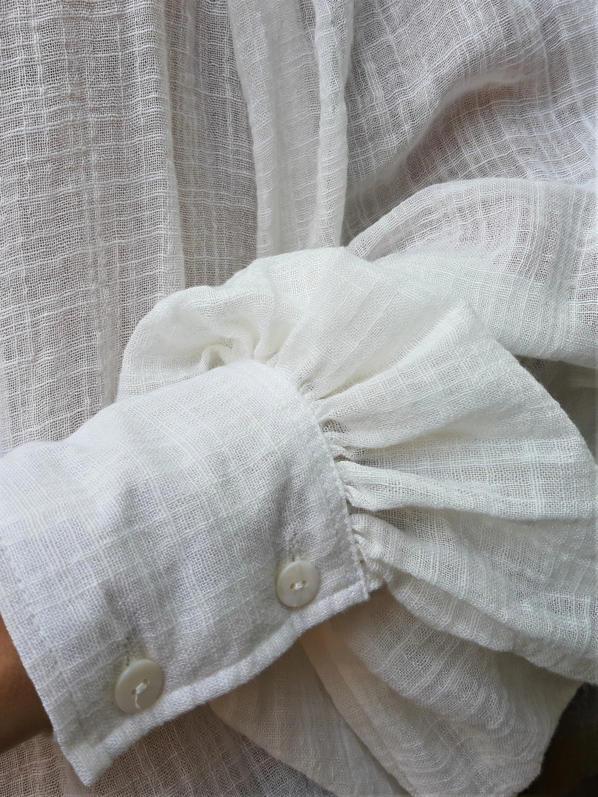 Bluse Daphne – Strukturierte Baumwollbluse mit Rüschenkragen in Ecru | Luciee