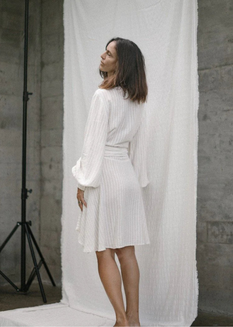 Robe portefeuille Luciee Sandy – robe rayée en lin-rayonne beige