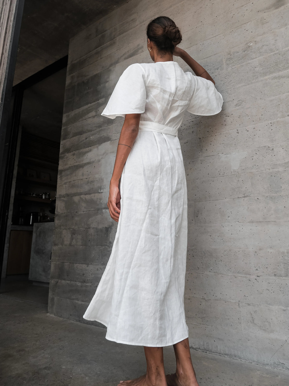 Kleid Dhalia – Tailliertes Leinen-Wickelkleid in Weiß | Luciee