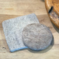 Bild in Galerie laden, Topfuntersetzer - Filz rund DM 16 cm - Graubraun meliert
